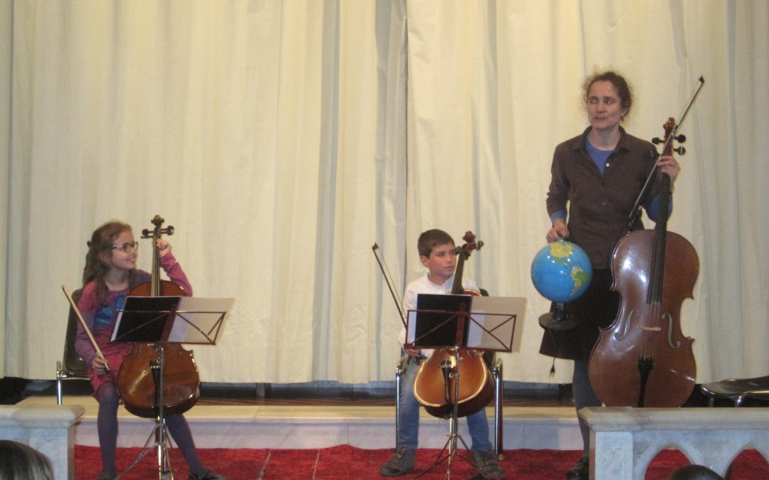 Dos alumnes del Cor de Maria ofereixen un concert de violoncel acompanyats de la violoncel·lista Gabrielle Deakin