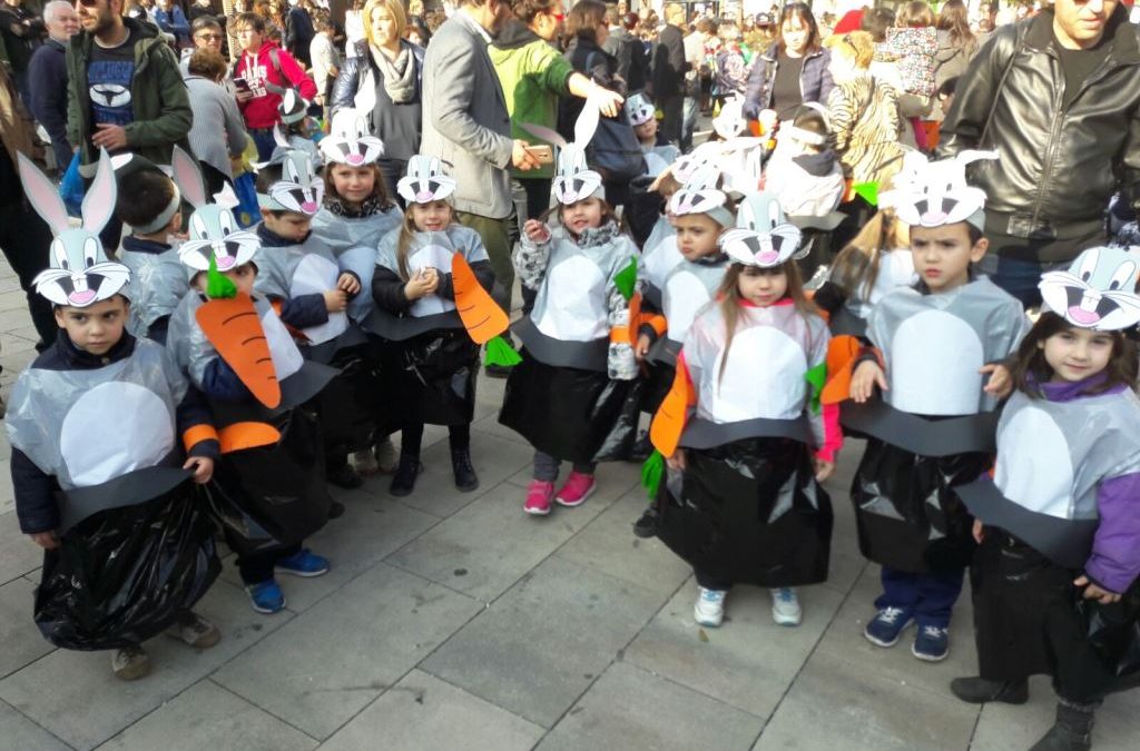 EL COR DE MARIA CELEBRA DE MANERA MOLT LLUÏDA LA RUA DE CARNAVAL