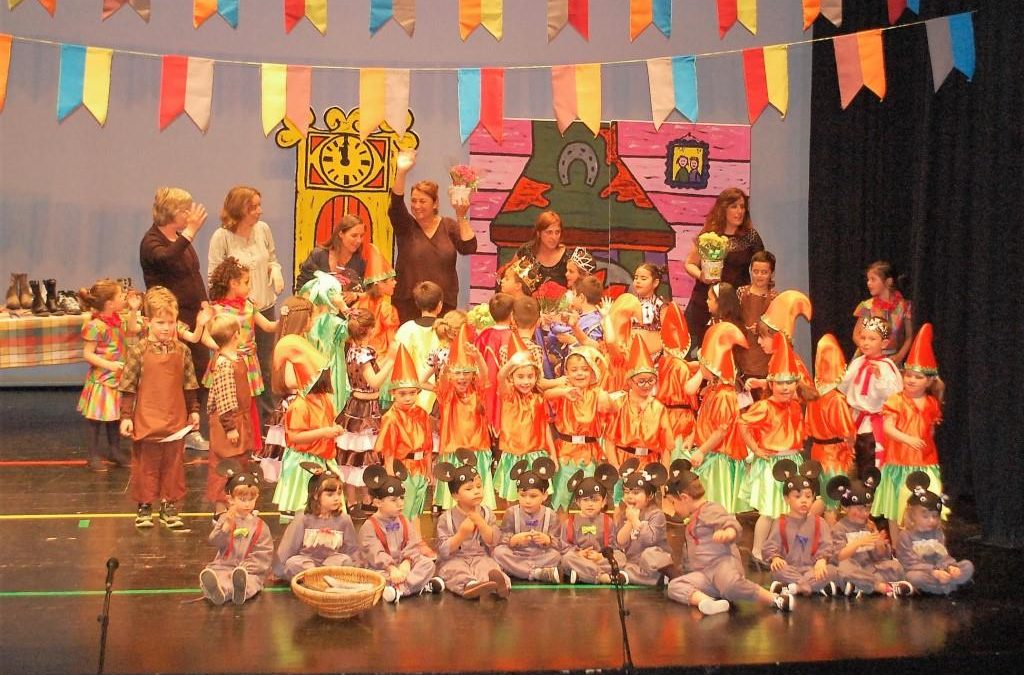 Els alumnes d’educació infantil presenten l’obra de teatre Els follets sabaters al Principal