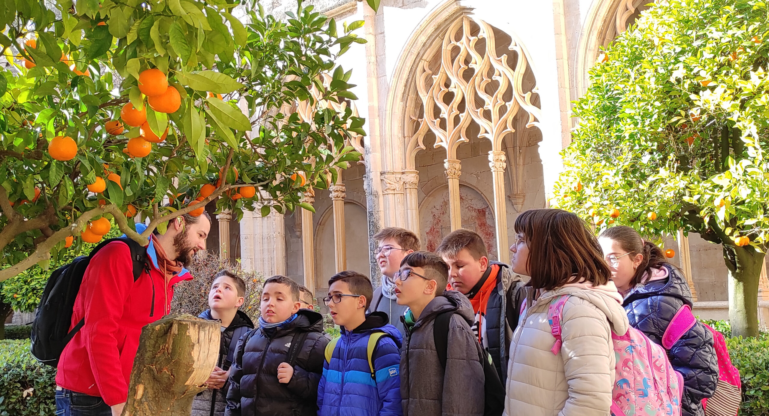 ALUMNES DEL COR DE MARIA VISITEN EL REIAL MONESTIR DE SANTES CREUS