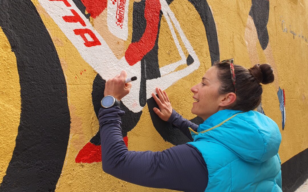 El Cor de Maria homenatja dues esportistes vallenques amb un mural al Centre històric