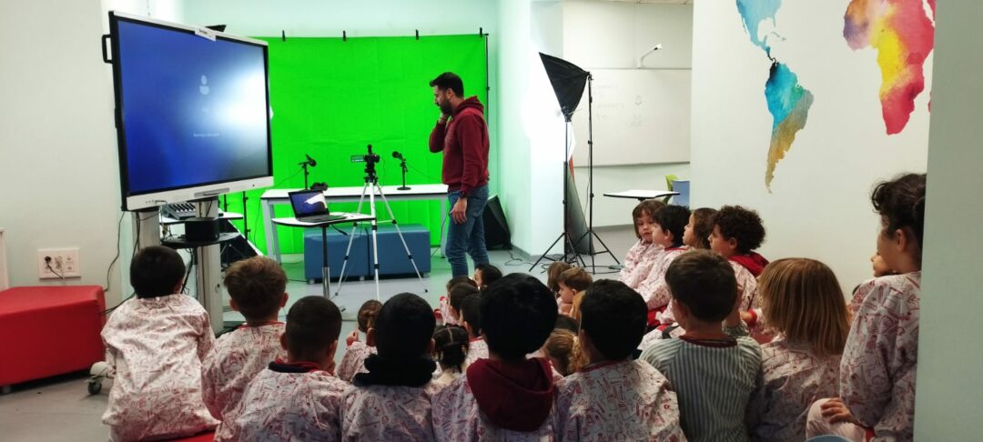 Els alumnes d’I5 del Cor de Maria descobreixen la màgia del croma a l’aula Hipàtia