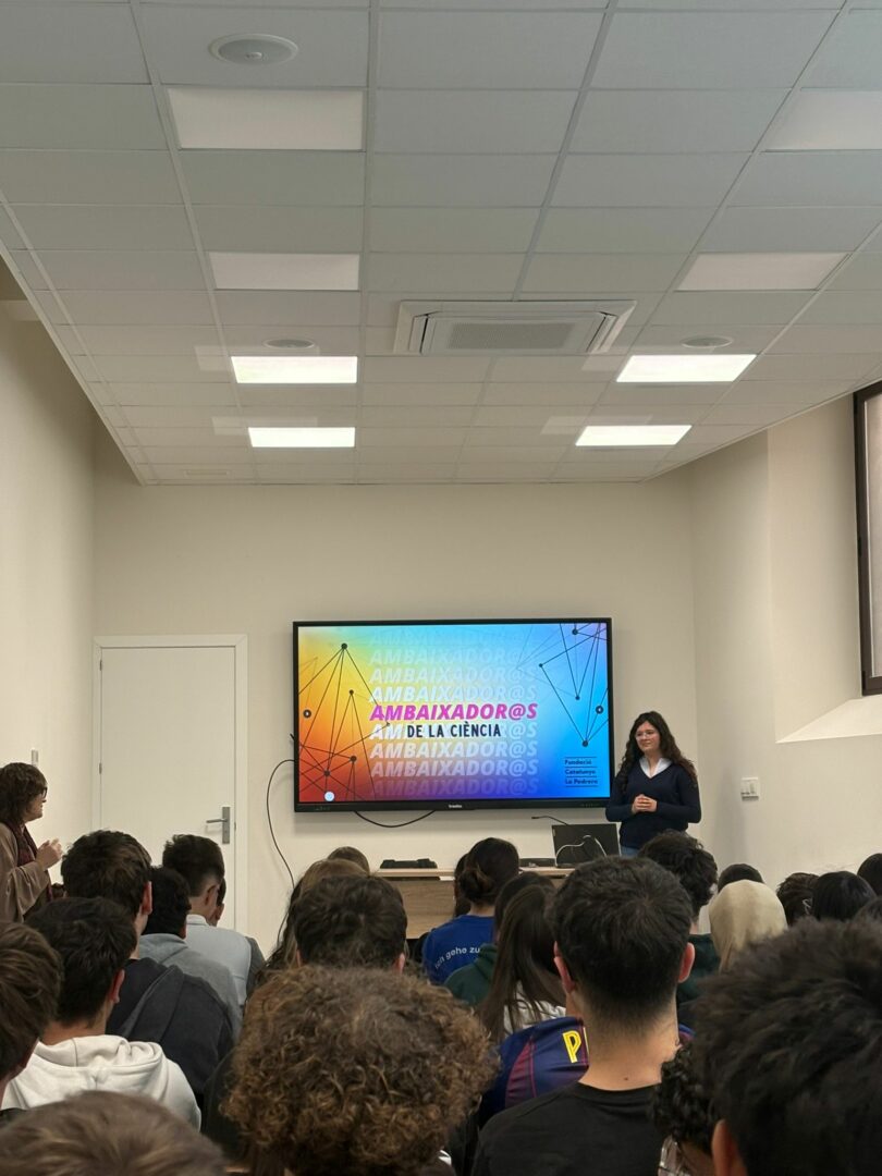 Una exalumna del Cor de Maria apropa el programa “Joves i Ciència” als estudiants de 4t d’ESO 