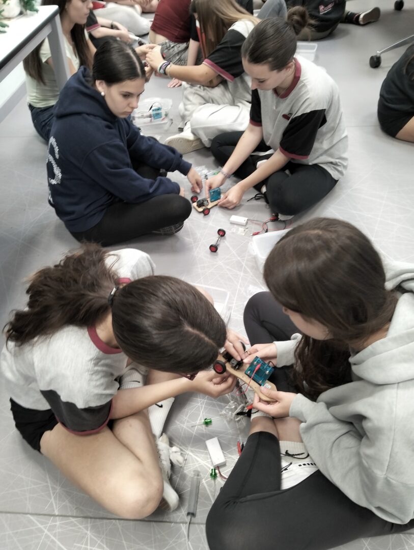 L’alumnat de 4t d’ESO del Cor de Maria s’endinsa en el futur de l’energia amb un taller sobre hidrogen renovable 